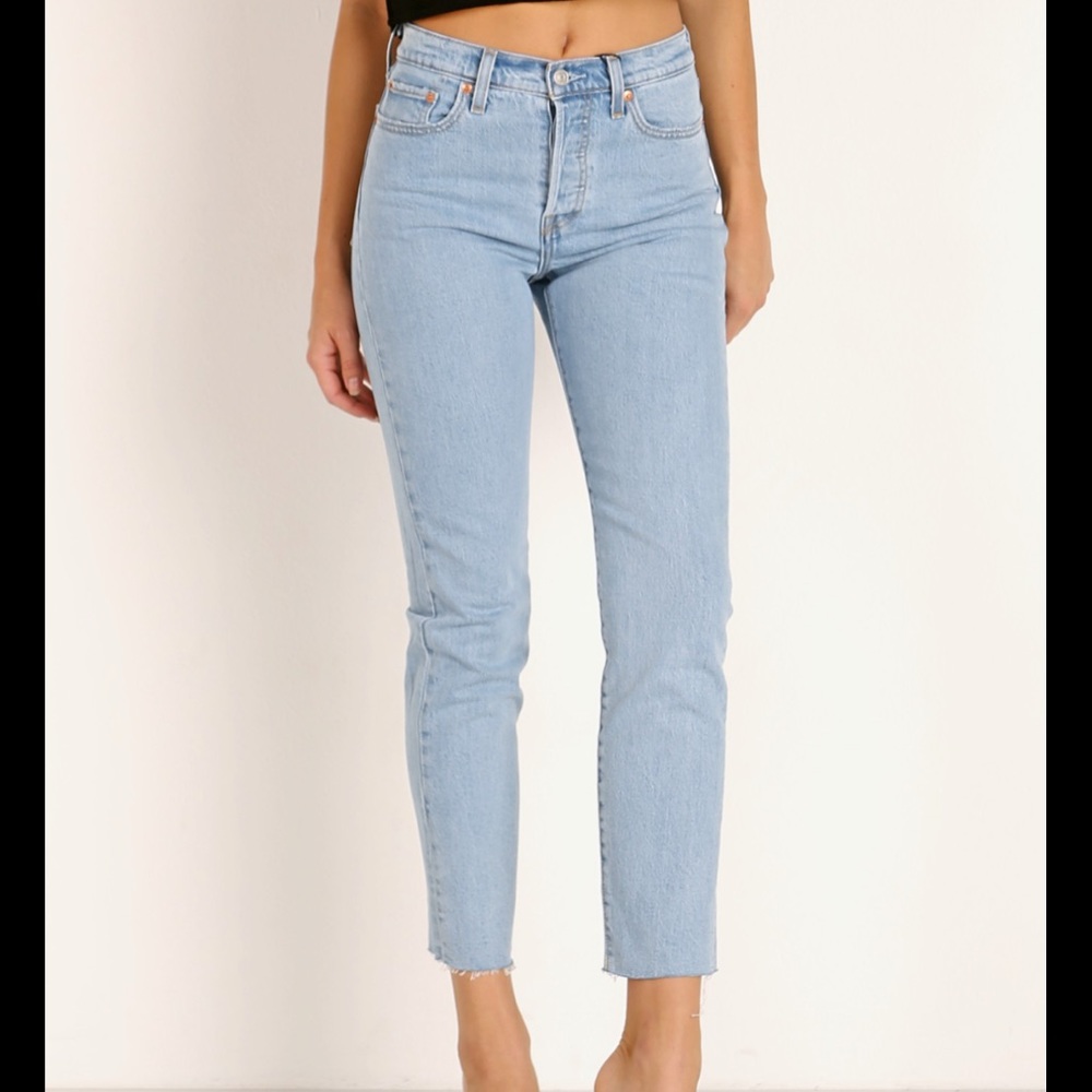 $20 ALL LEVIS ⭐️ Levi’s Wedgie Icon jean in Tango Talks light wash - Picture 2 of 10